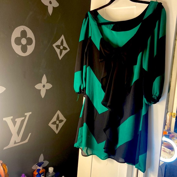 Pretty fitting mini dress or wear as a shirt over leggings - Picture 1 of 2